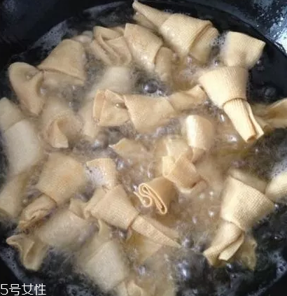 豆腐皮能油炸嗎？火候太猛容易炸糊