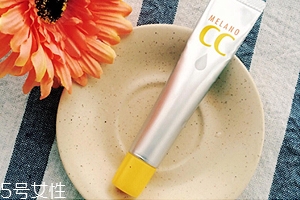 樂敦CC能涂在痘痘上嗎？痘痘與痘印均能改善