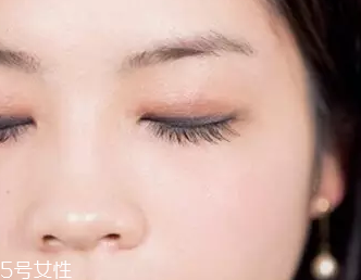 單眼皮如何畫眼影？亮色眼影會制造車禍現(xiàn)場