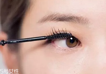 單眼皮如何畫眼影？亮色眼影會制造車禍現(xiàn)場