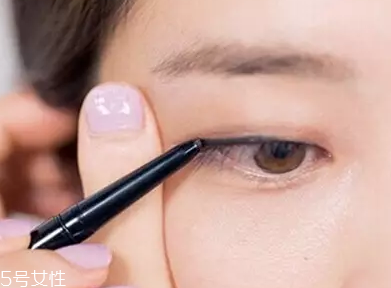 單眼皮如何畫眼影？亮色眼影會制造車禍現(xiàn)場