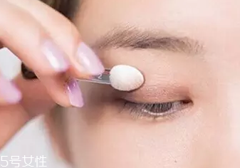 單眼皮如何畫眼影？亮色眼影會制造車禍現(xiàn)場
