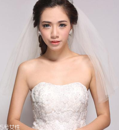 新娘發(fā)型圖片2018款教程 結婚的時候給化妝師看
