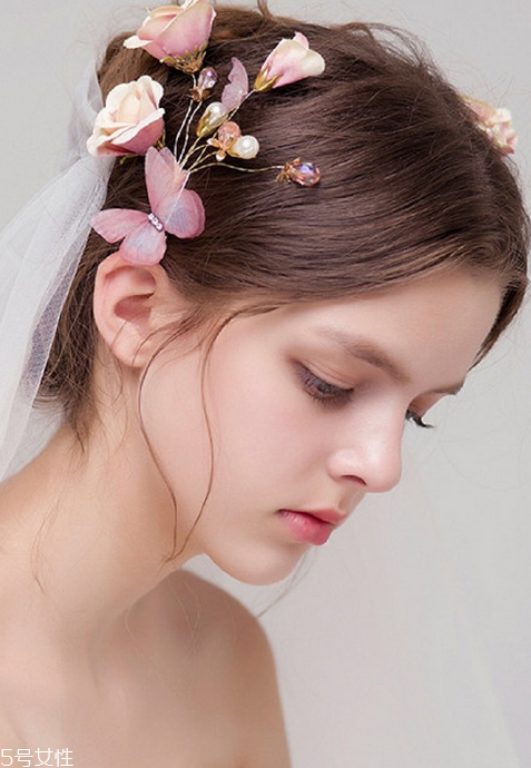 新娘發(fā)型圖片2018款教程 結婚的時候給化妝師看