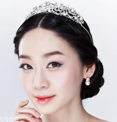 新娘發(fā)型圖片2018款教程 結婚的時候給化妝師看