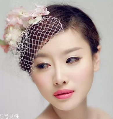新娘發(fā)型圖片2018款教程 結婚的時候給化妝師看