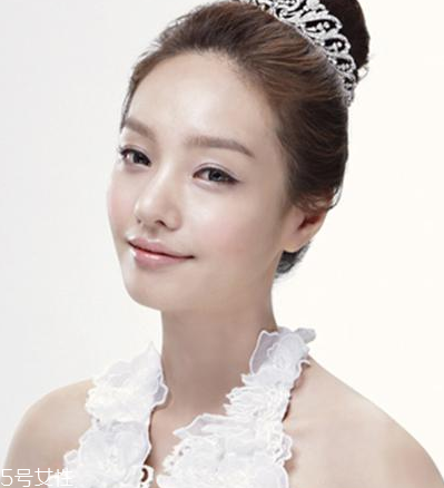 新娘發(fā)型圖片2018款教程 結婚的時候給化妝師看