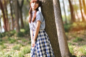 格子長(zhǎng)裙搭配什么上衣？清新文藝風(fēng)女孩