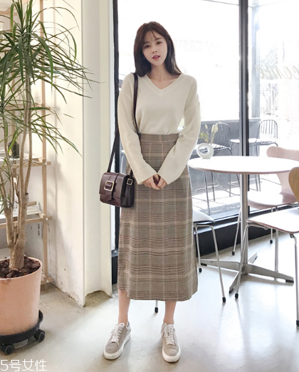 格子長(zhǎng)裙搭配什么上衣？清新文藝風(fēng)女孩