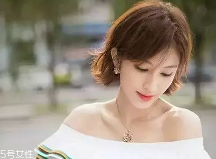 皮膚白的人染什么顏色的頭發(fā)好看？避免冷色調(diào)
