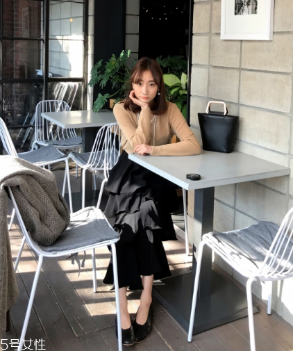 黑色長裙搭配什么上衣？自帶顯瘦效果