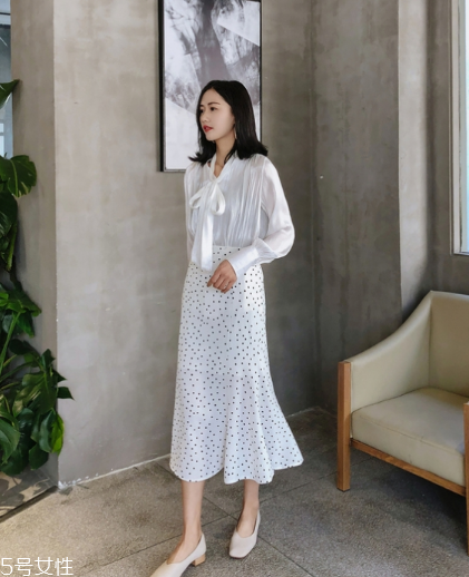 波點(diǎn)裙搭配什么上衣？復(fù)古混搭風(fēng)女王