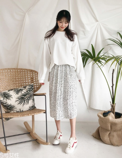 波點(diǎn)裙搭配什么上衣？復(fù)古混搭風(fēng)女王