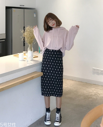 波點(diǎn)裙搭配什么上衣？復(fù)古混搭風(fēng)女王
