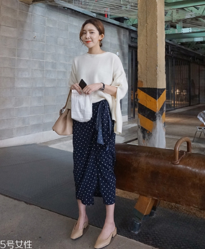 波點(diǎn)裙搭配什么上衣？復(fù)古混搭風(fēng)女王