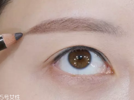 眉毛短怎么變長？畫眉大法拯救短眉星人