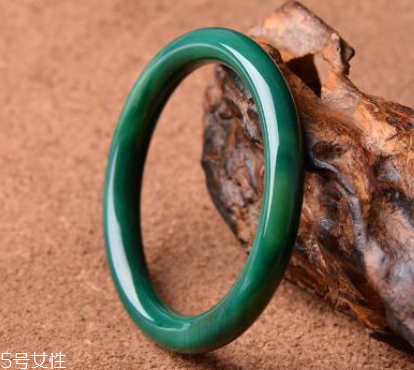 綠水晶手鐲應(yīng)戴哪只手？左手更好
