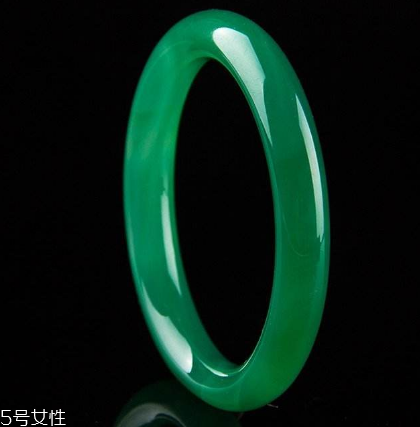 綠水晶手鐲應(yīng)戴哪只手？左手更好