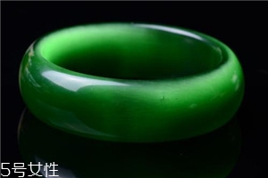 綠水晶手鐲應戴哪只手？左手更好