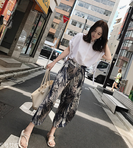印花單品怎么搭配？感受春夏的浪漫情緣
