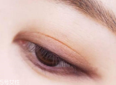 戴眼鏡怎么化妝好看？這么化妝比戴美瞳還美貌