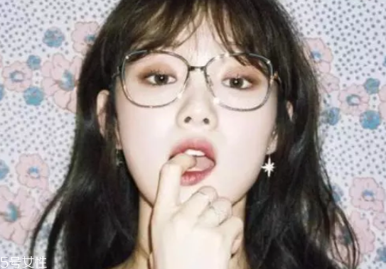 戴眼鏡怎么化妝好看？這么化妝比戴美瞳還美貌