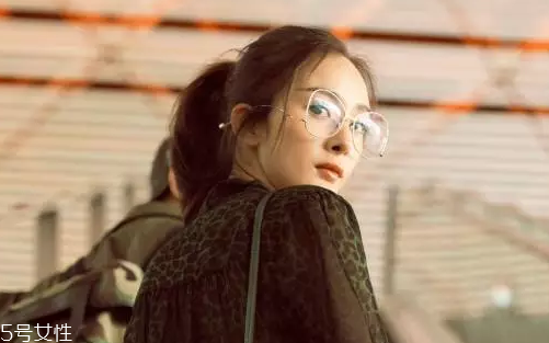 戴眼鏡怎么化妝好看？這么化妝比戴美瞳還美貌