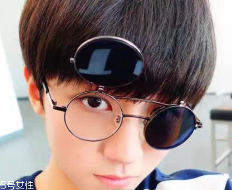 戴眼鏡怎么化妝好看？這么化妝比戴美瞳還美貌