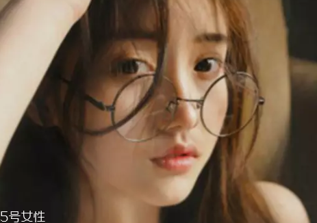 戴眼鏡怎么化妝好看？這么化妝比戴美瞳還美貌