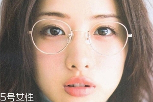 戴眼鏡怎么化妝好看？這么化妝比戴美瞳還美貌