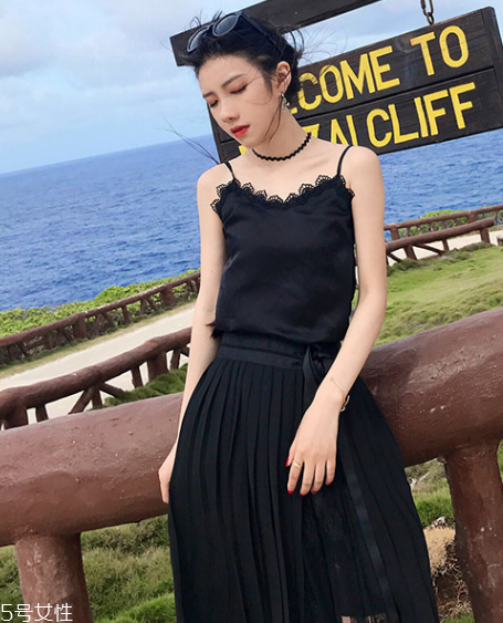 平胸穿什么衣服好看？性感的平胸穿搭