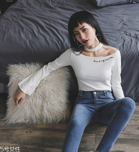 平胸穿什么衣服好看？性感的平胸穿搭