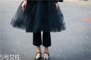 裙子搭配褲子好看嗎？打開時尚的新方式