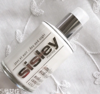 面霜和乳液都要用嗎？油皮可以只用一種