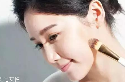 夏天化妝怎么樣不脫妝？8個小技巧讓你做清爽女神