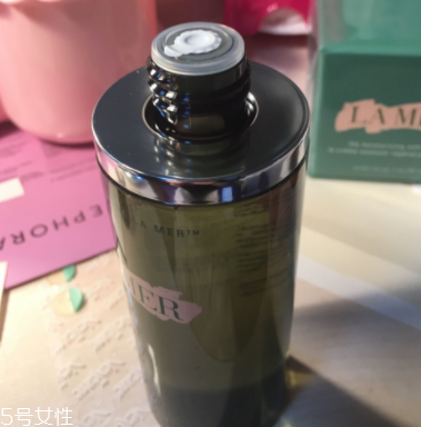 海藍之謎精萃液跟爽膚水有什么區(qū)別？用于爽膚水之后