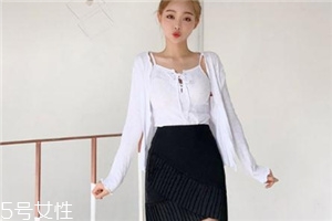 黑色短裙配什么上衣？基本款也能很時髦