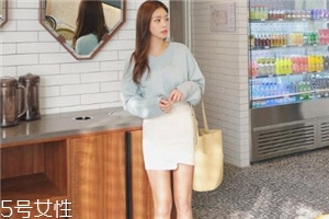 白色短裙配什么上衣好看？春日里的一抹清新