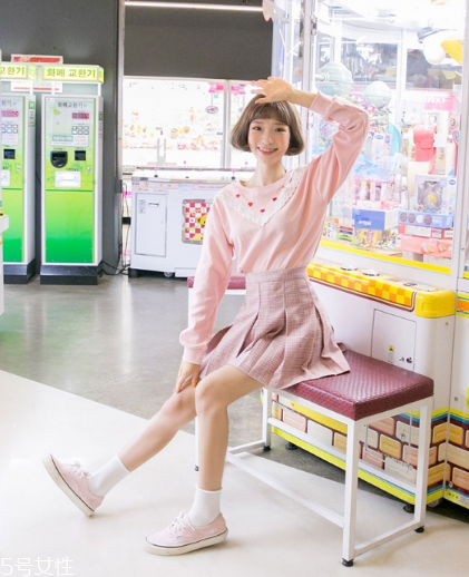 粉色短裙配什么鞋子？少女感爆棚穿搭