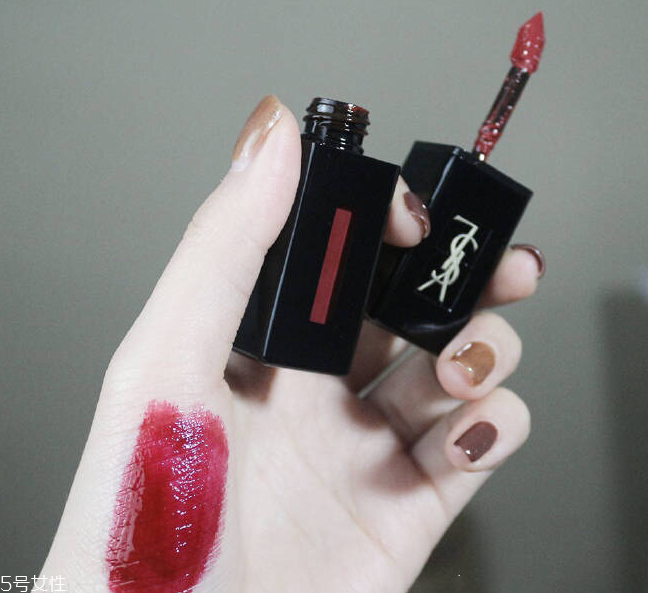 ysl新黑管唇釉401試色 紅莓果酒紅色飽滿(mǎn)醉人