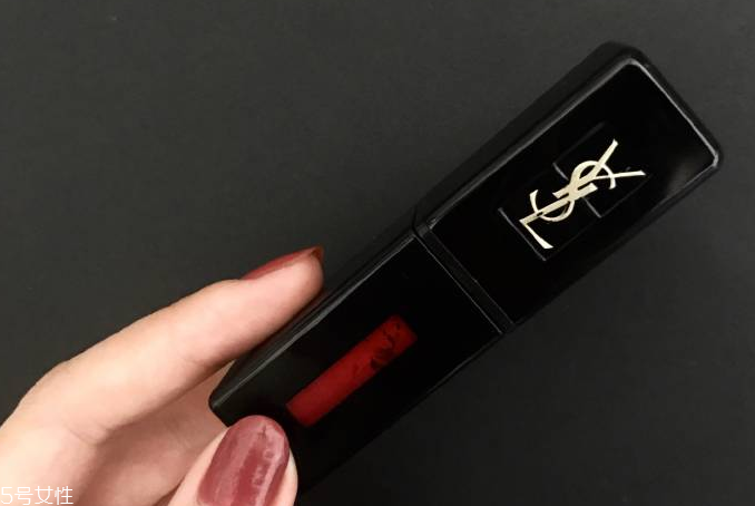 ysl新黑管唇釉401試色 紅莓果酒紅色飽滿(mǎn)醉人