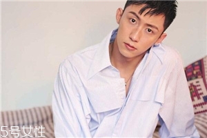 襯衫能貼身穿嗎？根據(jù)顏色深淺決定