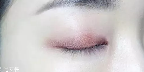 紫色眼影配什么口紅？配少女粉堪稱完美