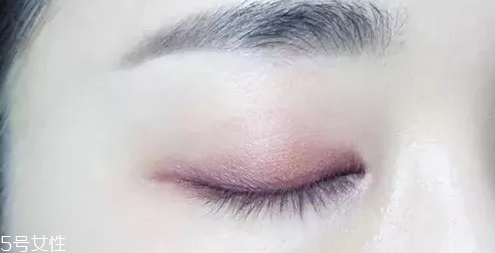 紫色眼影配什么口紅？配少女粉堪稱完美