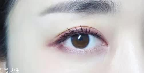 紫色眼影配什么口紅？配少女粉堪稱完美