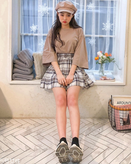 格子百褶裙配什么上衣？美翻整個(gè)春夏