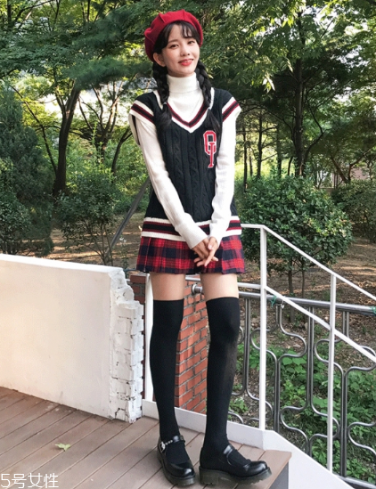 格子百褶裙配什么上衣？美翻整個(gè)春夏
