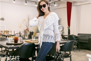 白色蕾絲上衣怎么搭配？女人味盡顯