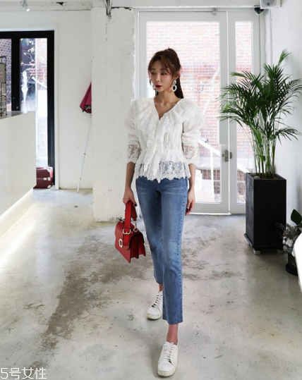 白色蕾絲上衣怎么搭配？女人味盡顯