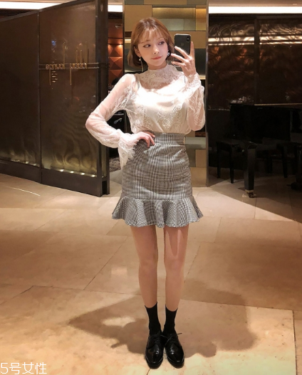 白色蕾絲上衣怎么搭配？女人味盡顯